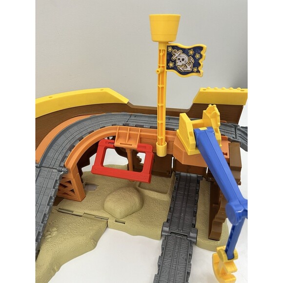 Thomas & Friends 2011 Take-n-Play Thomas at Pirate's Cove V6447 - Complete Set - Picture 2 of 8